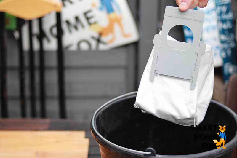 Der Einwegstaubbeutel des iRobot Roomba j7+ wird im Mülleimer entsorgt